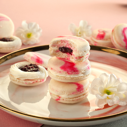 Macarons con reducción de frutos rojos